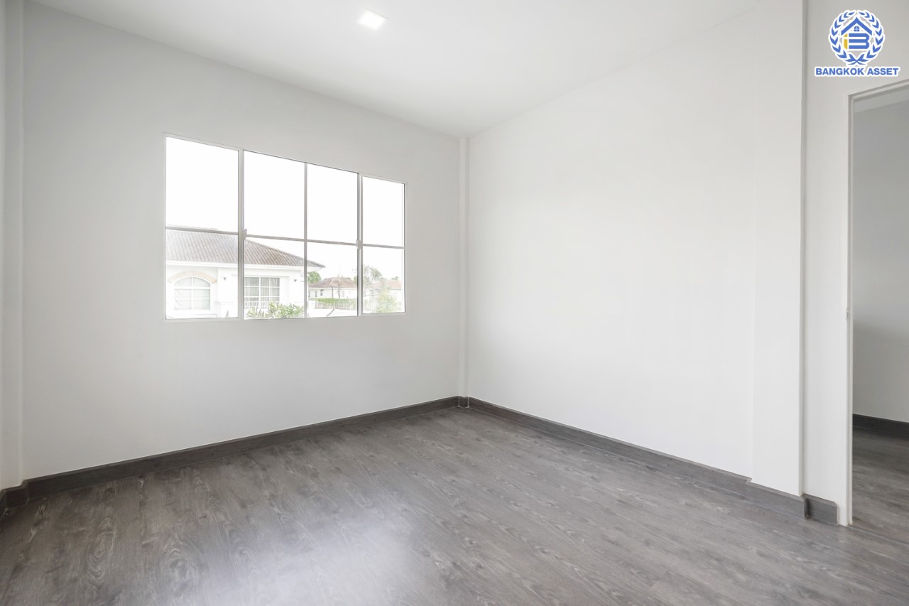 บ้านมือสองตกแต่งใหม่ แบรนด์ LH หลังมุม ม.มัณฑนา ติดถนนราชพฤกษ์  เนื้อที่ 67.6 ตร.ว. มีพื้นที่สนามหญ้าด้านข้างกว้างกว่า 100 ตร.ม. ฟังก์ชัน 3 ห้องนอน 3 ห้องน้ำ จอดรถได้ 2 คัน Facilities ตอบโจทย์ทุกกิจกรรม! บนทำเลใกล้วงเวียนพระราม5 เซ็นทรัลเวสต์เกต และรถไฟฟ้า "สถานีบางรักน้อยท่าอิฐ"